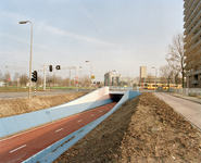 822647 Gezicht op het nieuwe fietspad en de nieuwe fietstunnel onder het Europaplein te Utrecht vanuit de Beneluxlaan; ...